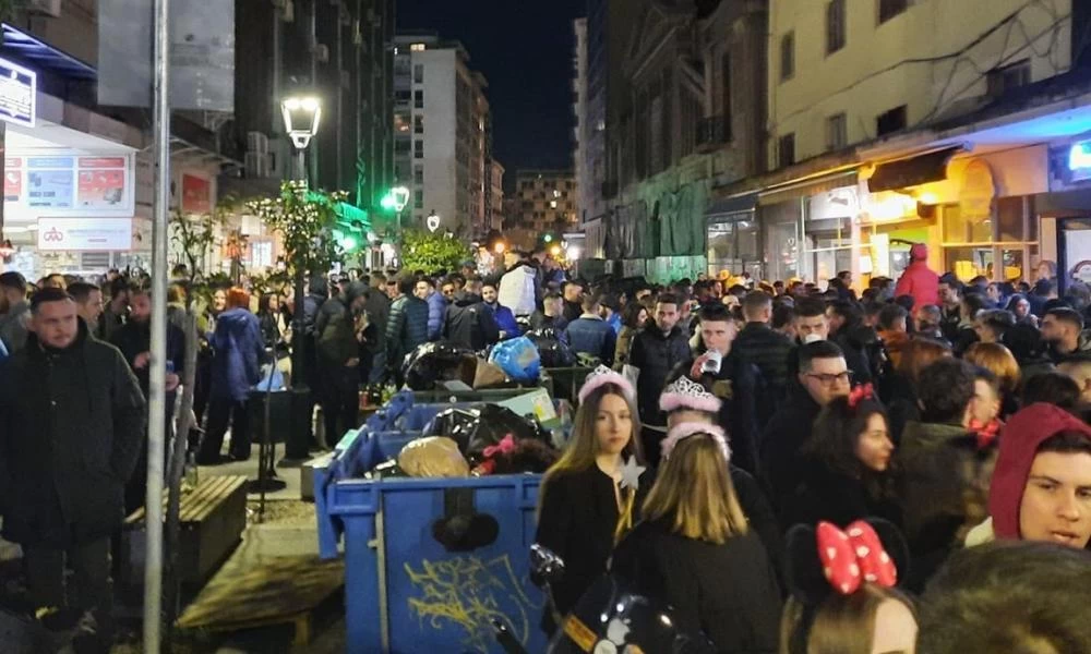 Τσικνοπέμπτη: "Έπηξε" από κόσμο η Βασιλέως Ηρακλείου στη Θεσσαλονίκη